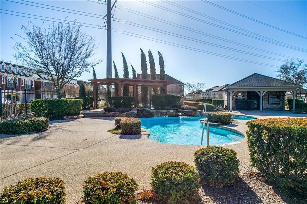 413 Metropolitan Drive - Photo 3 of 13