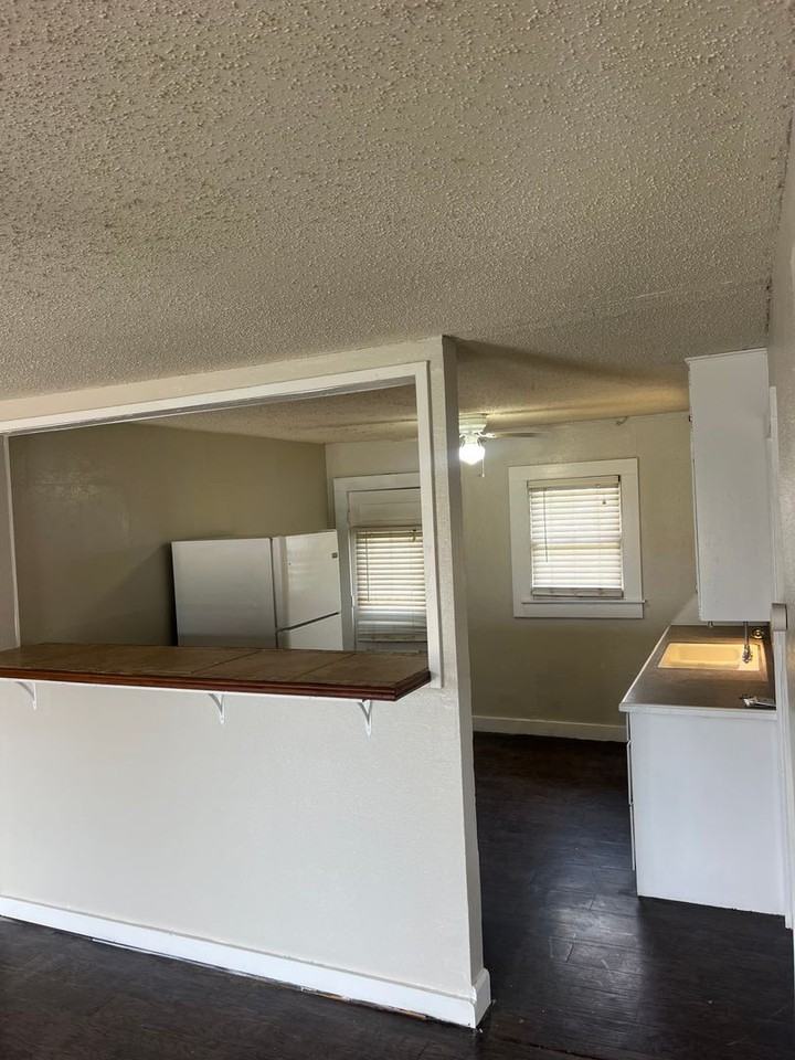 705 E Arkansas Ave - Photo 3 of 11