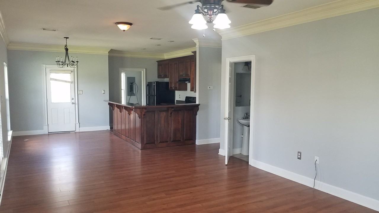 611 N Davis St - Photo 2 of 14