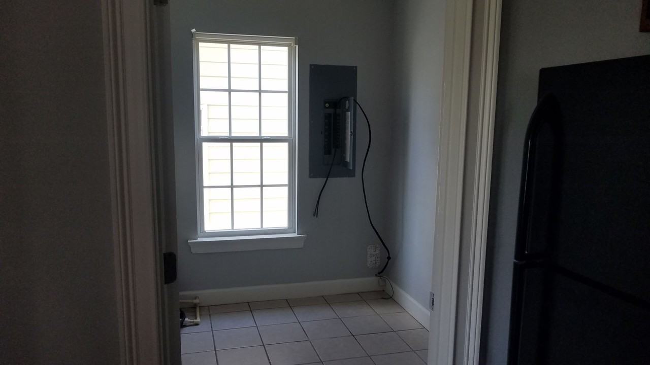 611 N Davis St - Photo 4 of 14