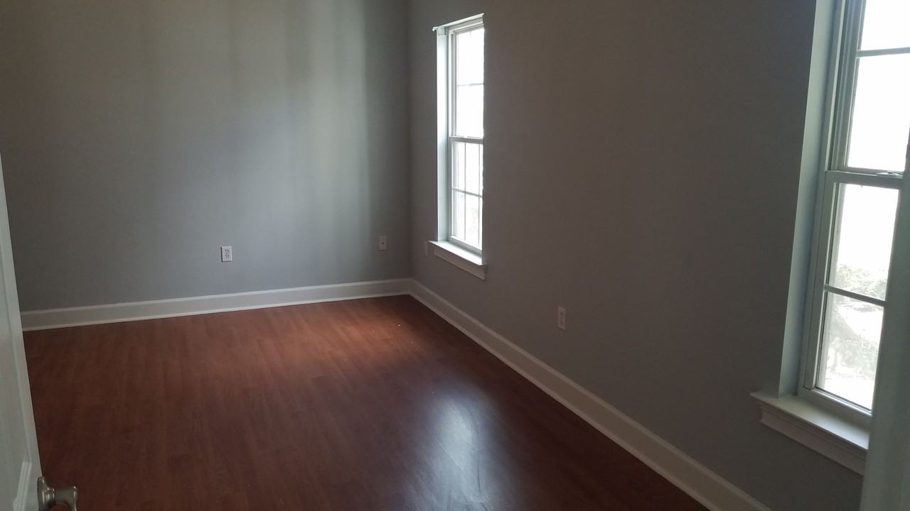 611 N Davis St - Photo 5 of 14