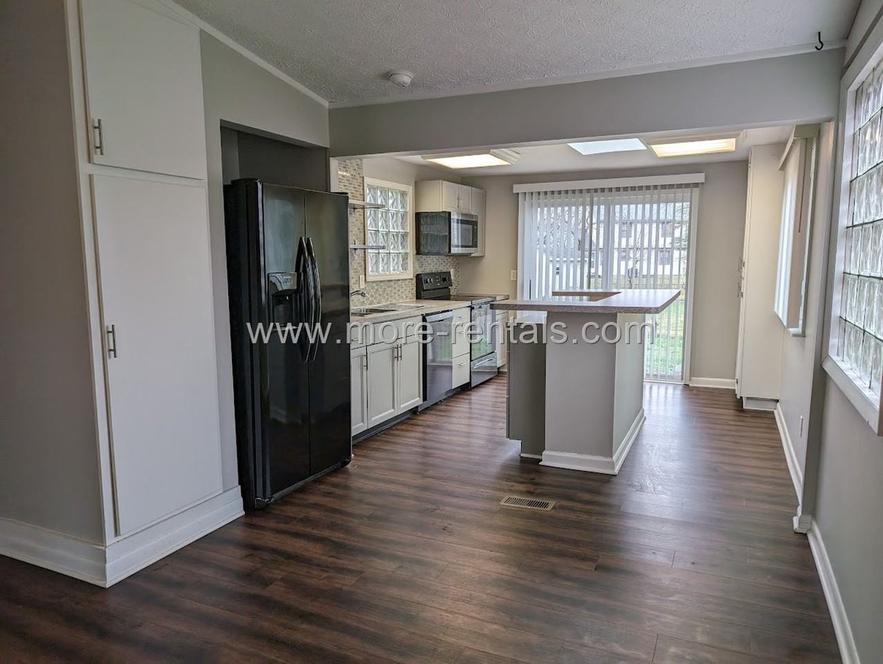 3029 Deepwood Dr - Photo 4 of 24