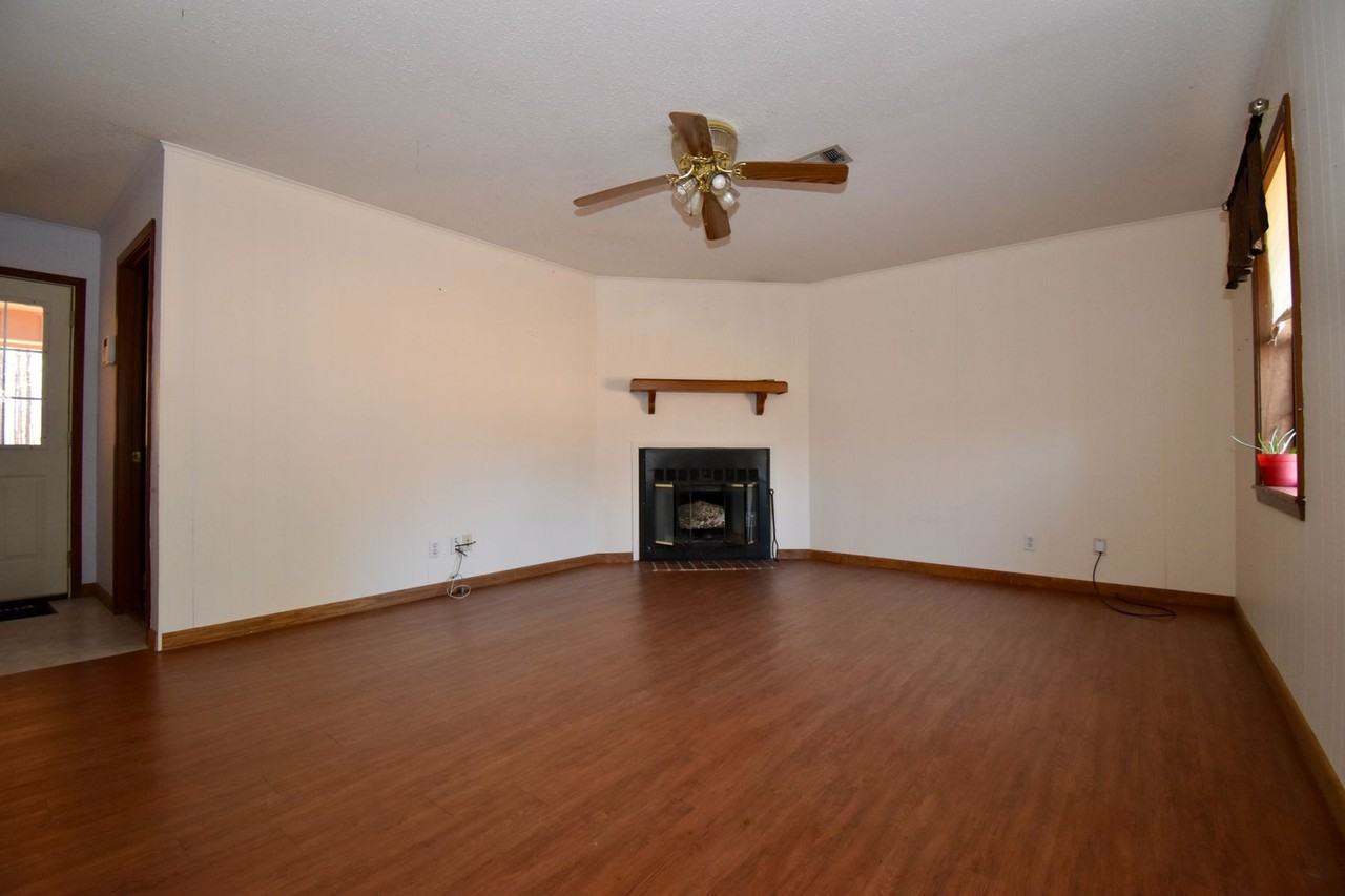 451 Lockhart Dr - Photo 3 of 20