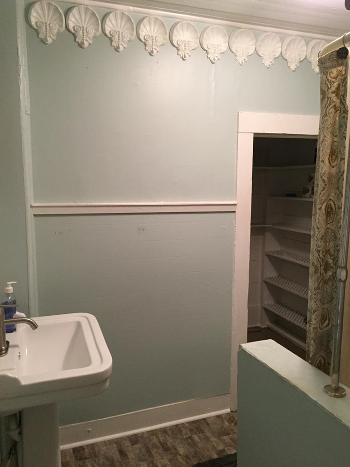 819 E Lee St Apt A - Photo 3 of 6