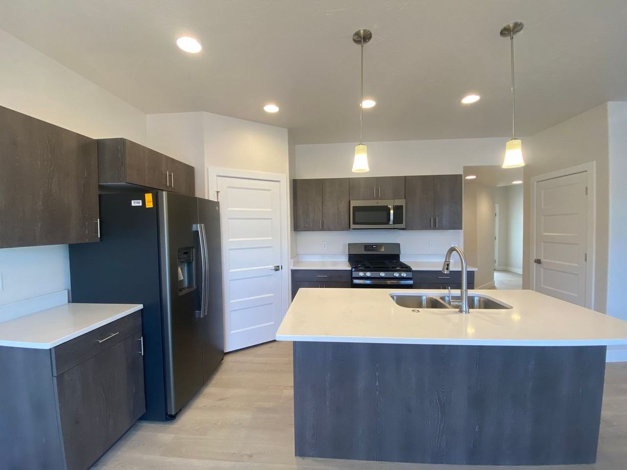 619 E Eureka Aly - Photo 2 of 21