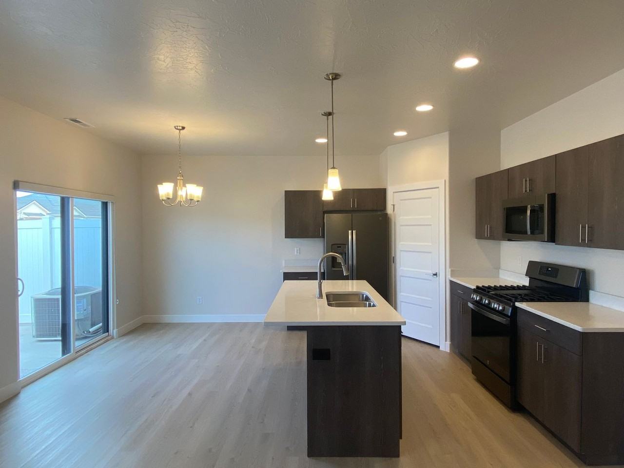 619 E Eureka Aly - Photo 3 of 21