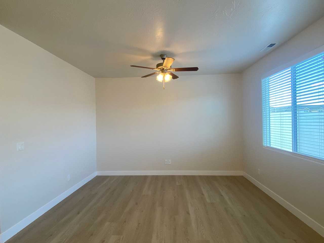 619 E Eureka Aly - Photo 5 of 21