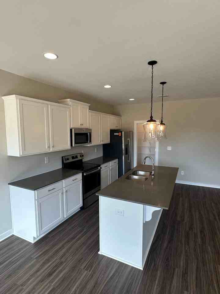 1545 Mckesie St - Photo 5 of 32