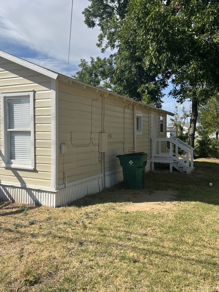 205 W Wilbarger St #NA - Photo 2 of 11