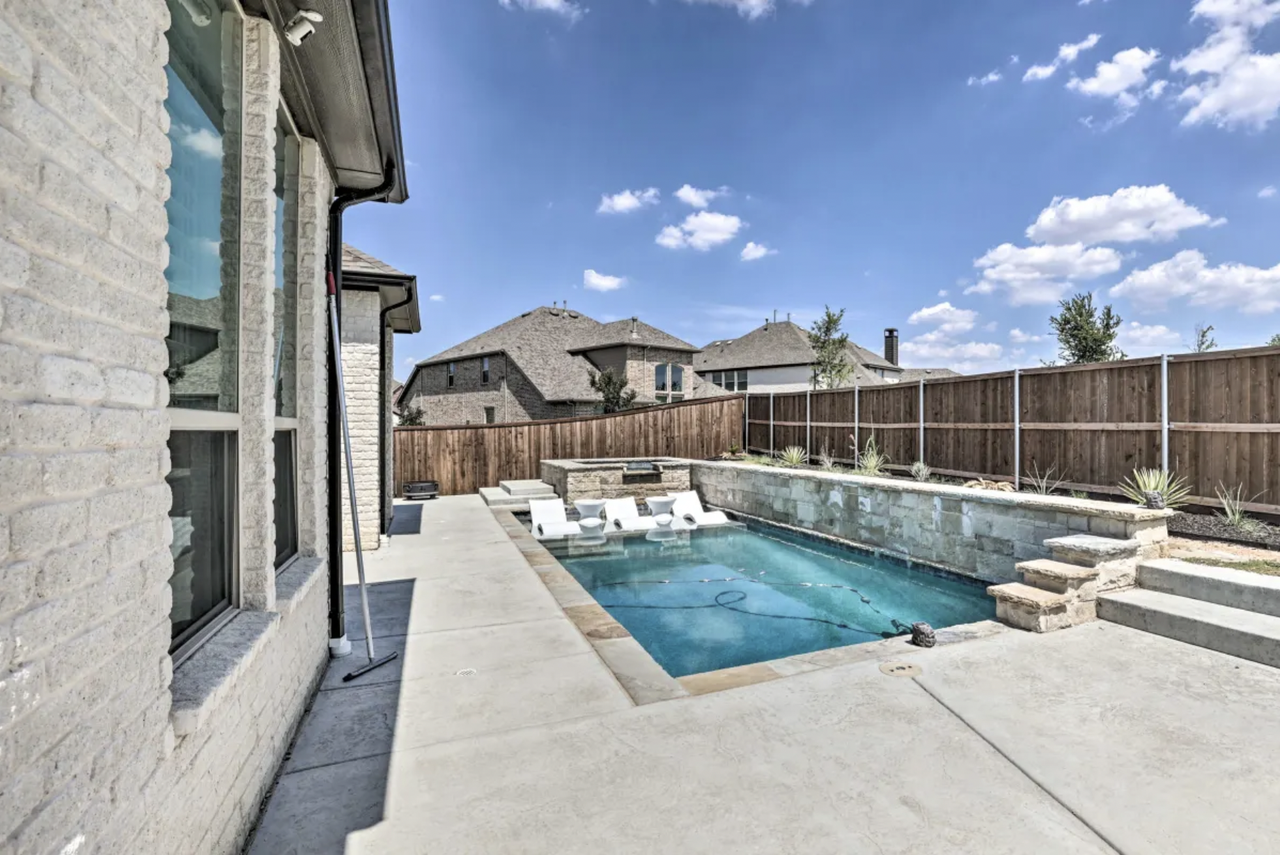 1563 Jocelyn Dr #NA - Photo 2 of 14