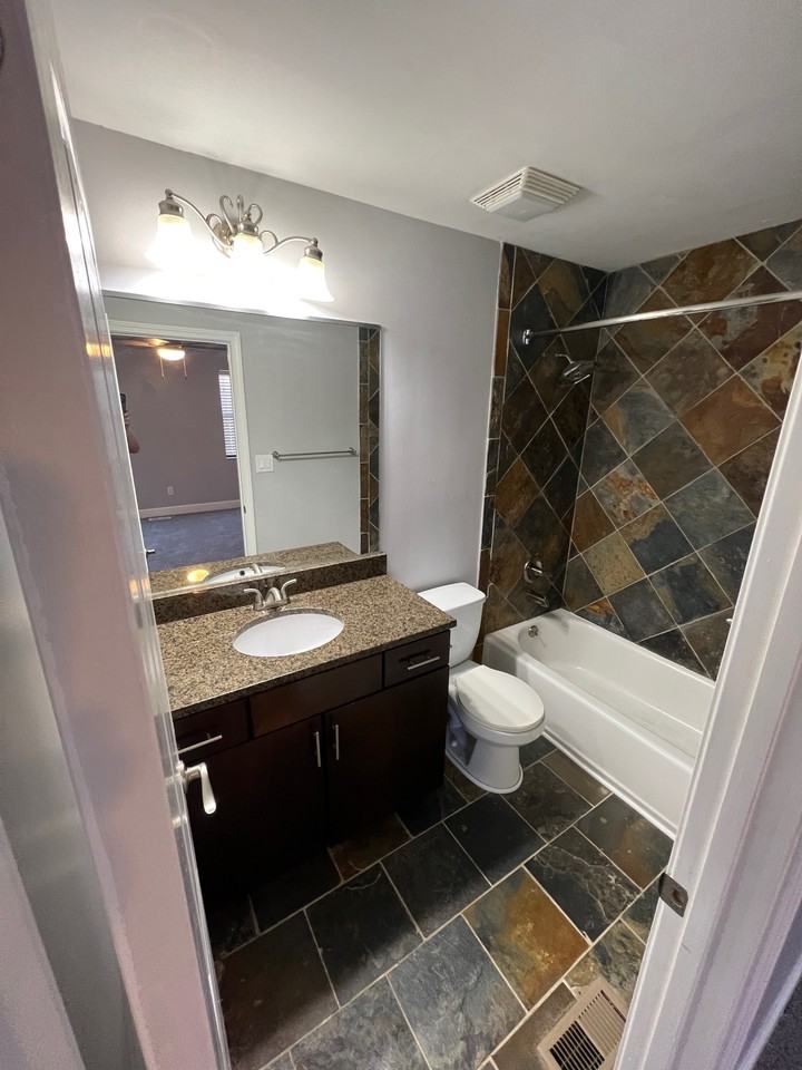 516 W 10th St - Photo 5 of 10