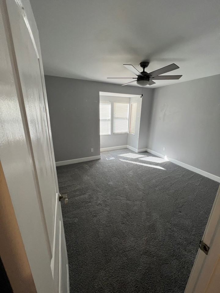 516 W 10th St - Photo 6 of 10