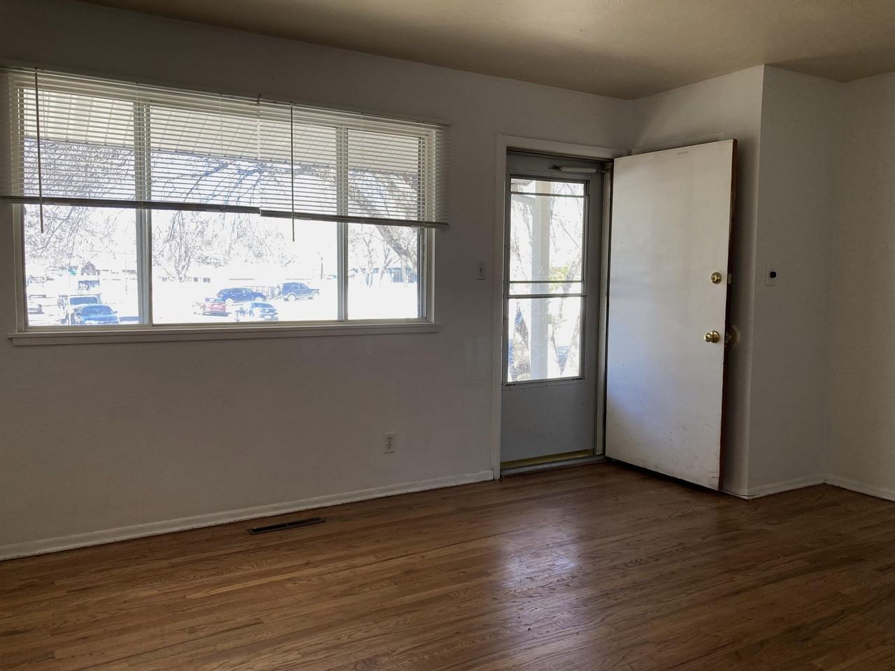 1421 Mcarthur Ave #1 - Photo 3 of 12