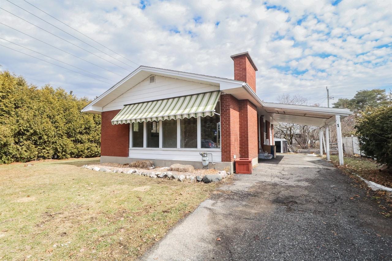 1 Foothills Dr 1, Ottawa, ON K2H 6K2 3 Bedroom House for 2,500/month