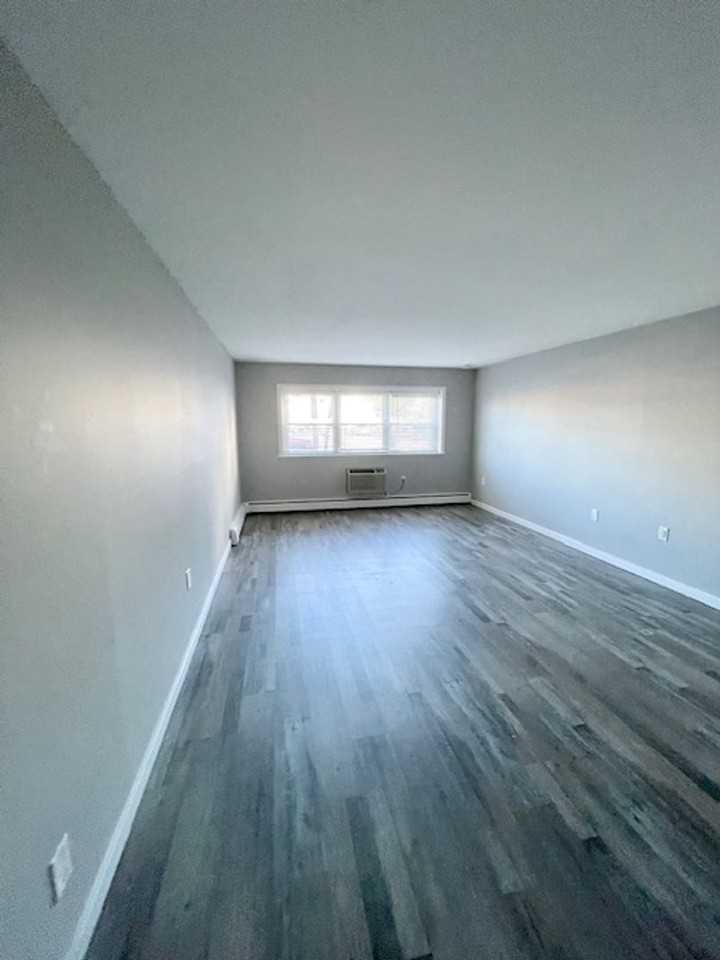 Fully Renovated Modern Apartments - Photo 5 of 26