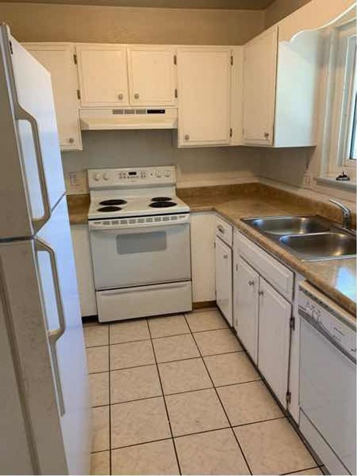 Baker St Duplex - Photo 3 of 13