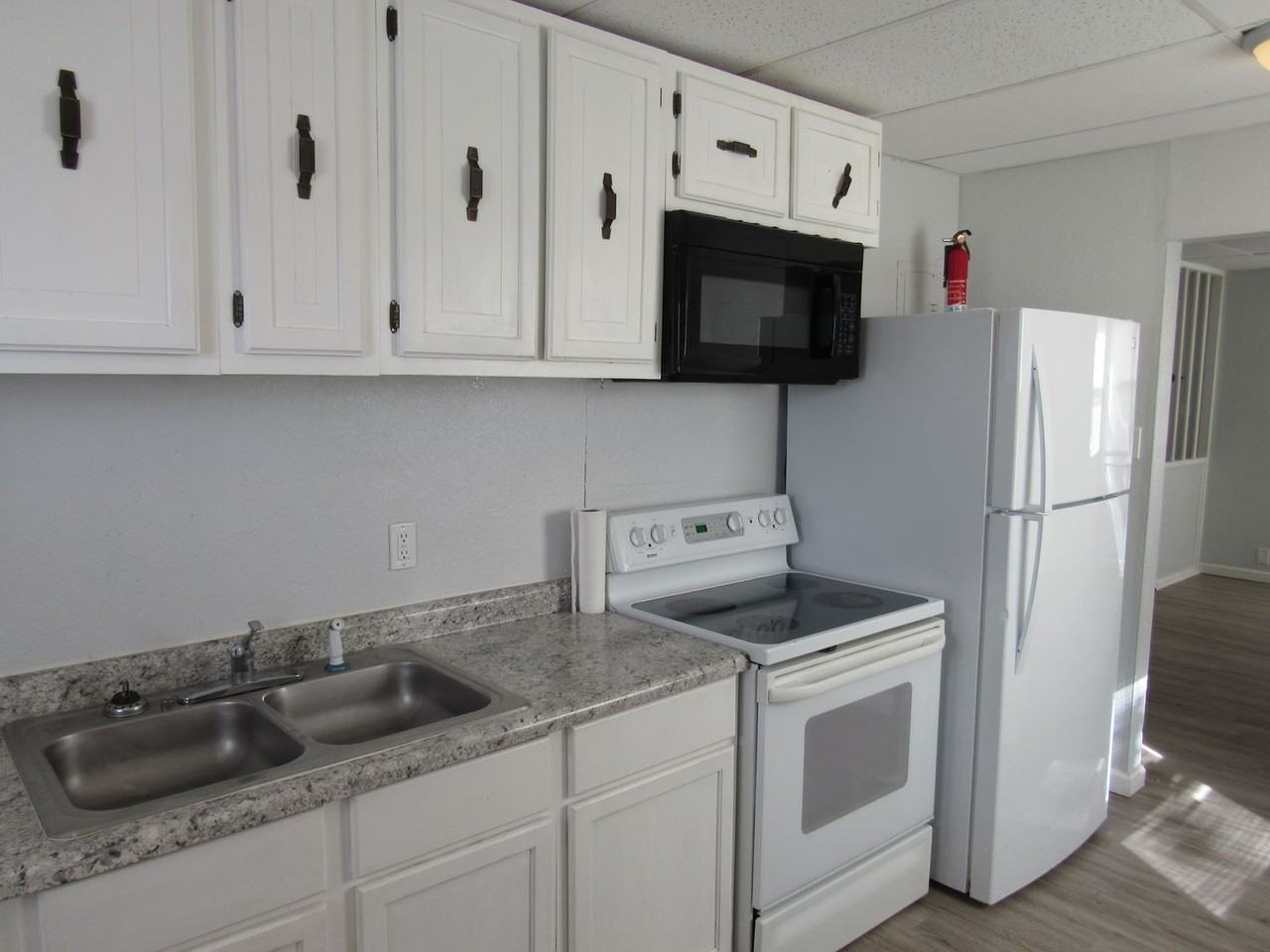 1044 S Wisconsin Ave - Photo 7 of 12