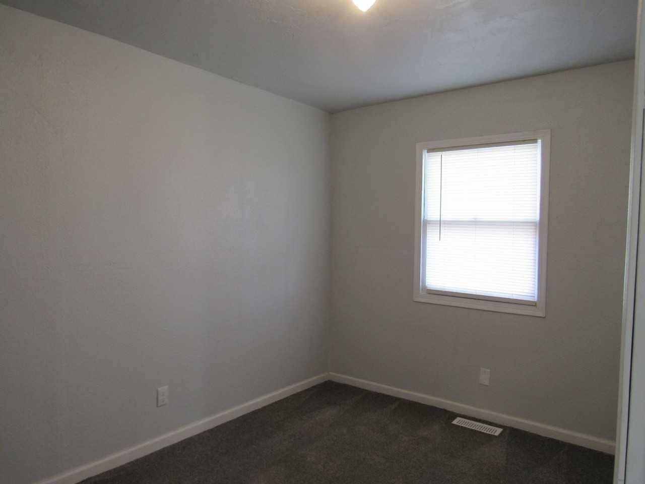 1044 S Wisconsin Ave - Photo 4 of 6