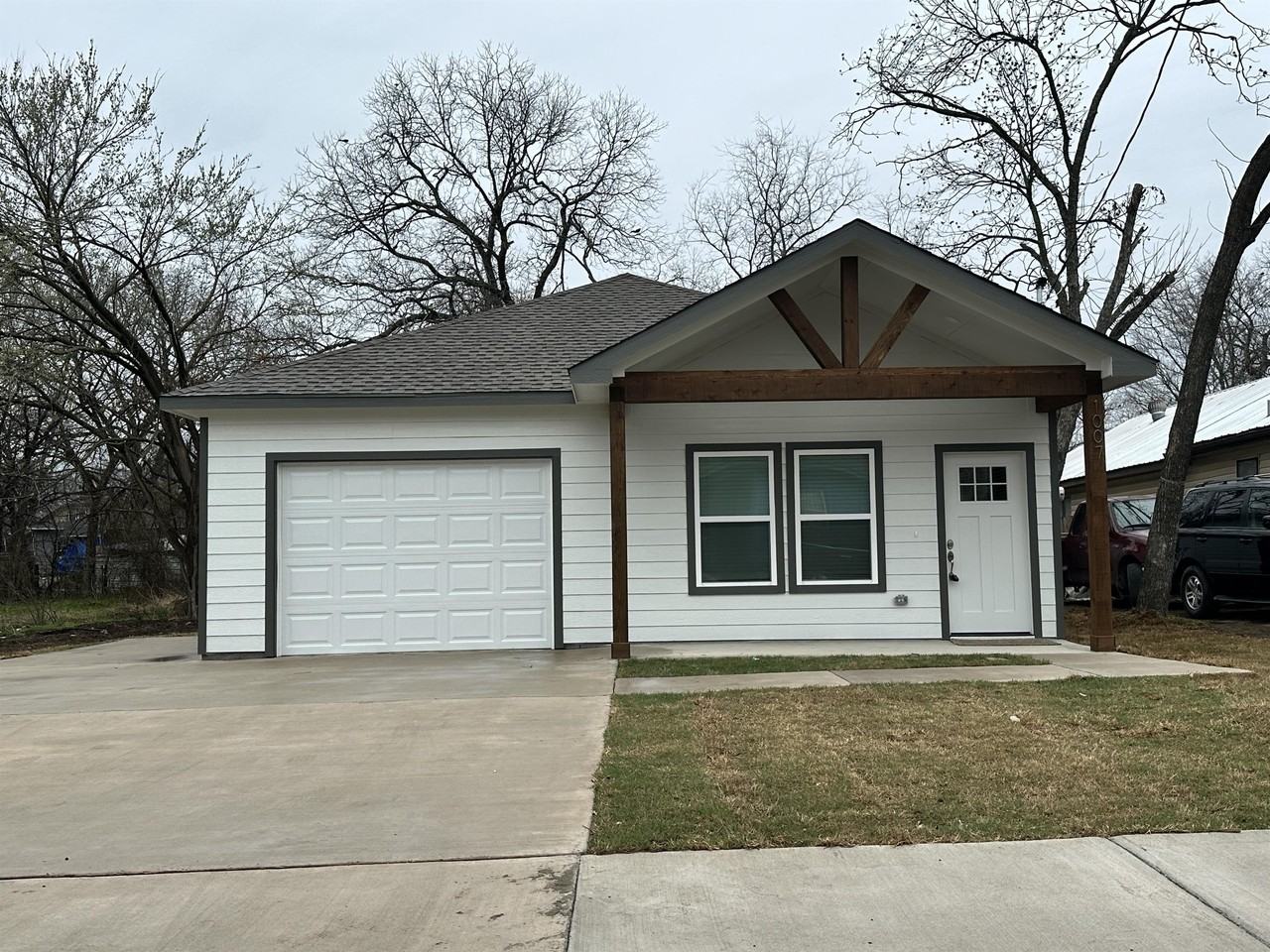 1007 E Jones St, Sherman, TX 75090 4 Bedroom House for 1,800/month