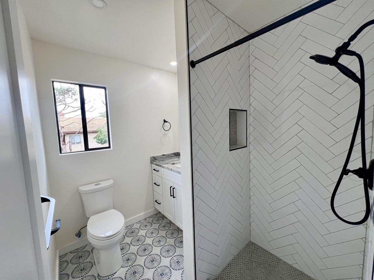 4733 W Mountain View Dr #7 - Photo 3 of 11