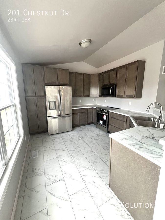 201 Chestnut St - Photo 2 of 11