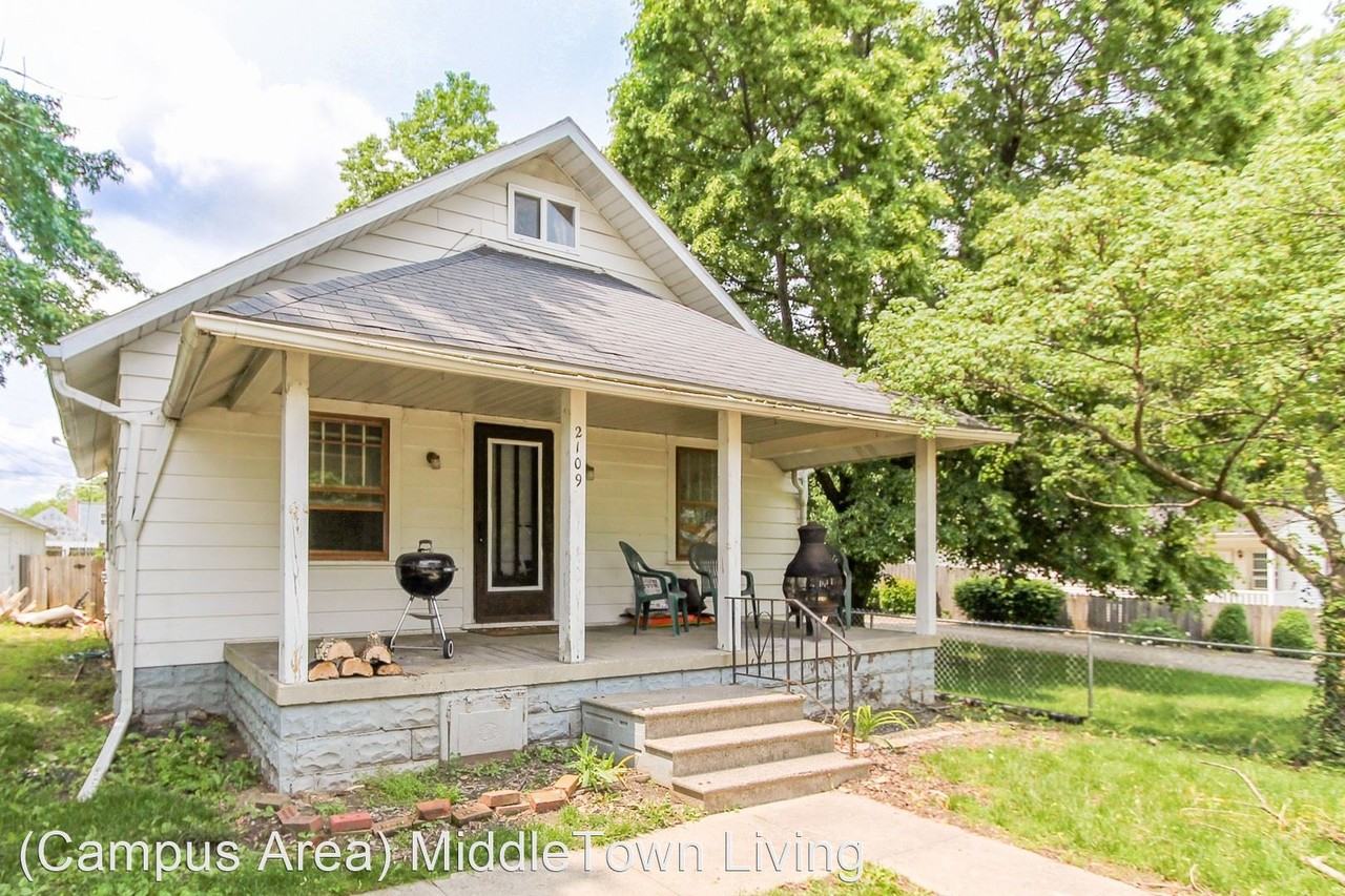 2109 N Rosewood Ave - Photo 2 of 8