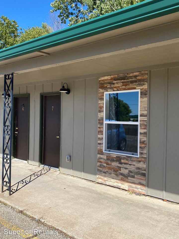 907 South Broadway - Photo 3 of 4