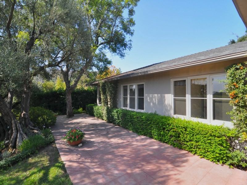 1551 Scenic Dr - Photo 2 of 8