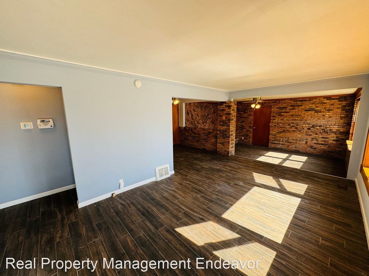 1259 Roxton Dr - Photo 2 of 20