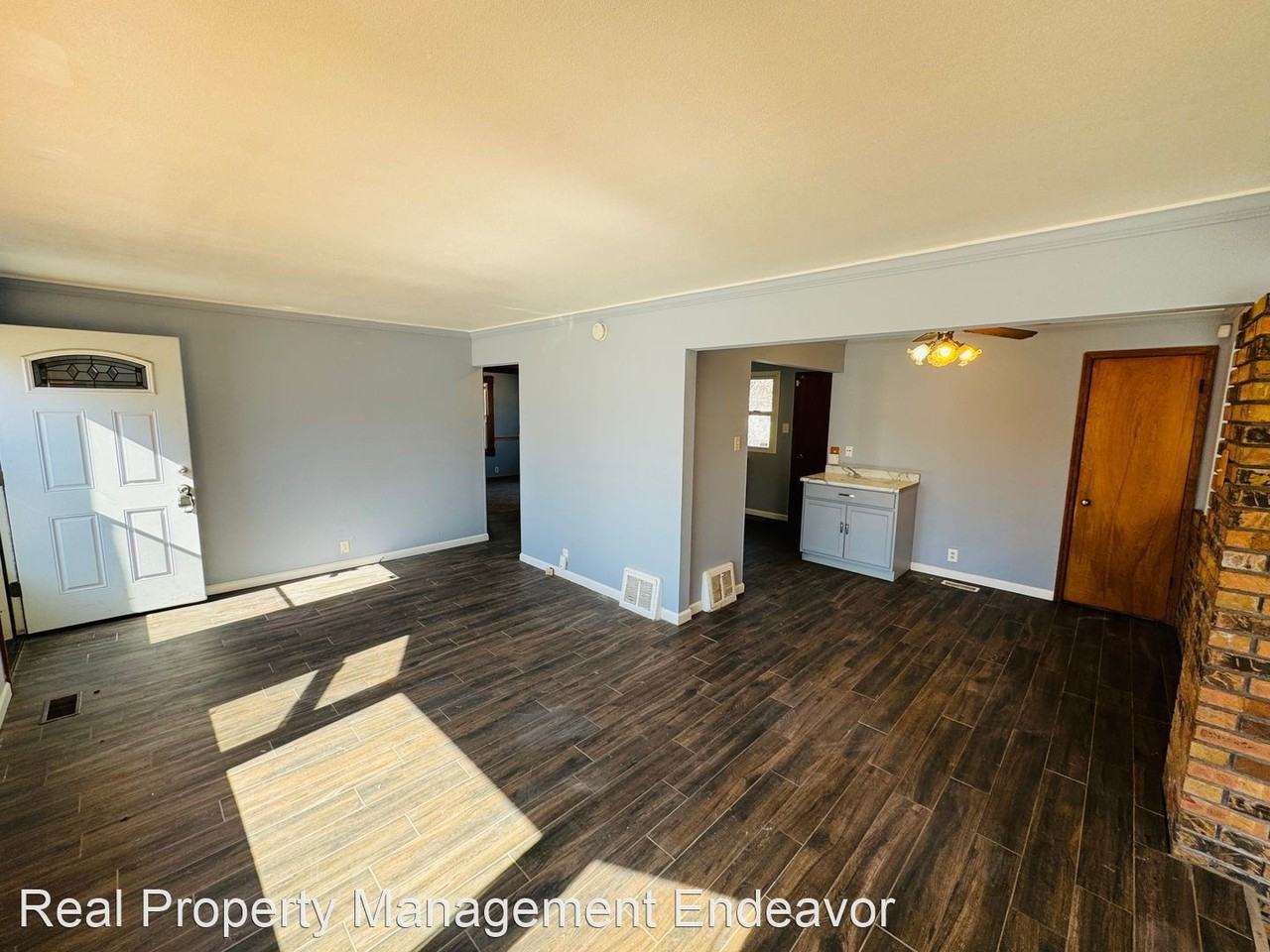 1259 Roxton Dr - Photo 3 of 20