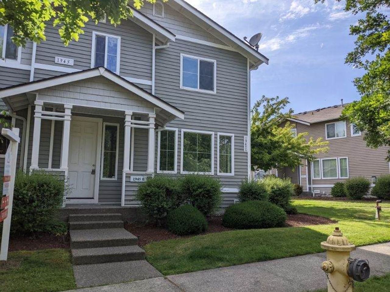 1945 Garry Oaks Ave #B - Photo 2 of 27