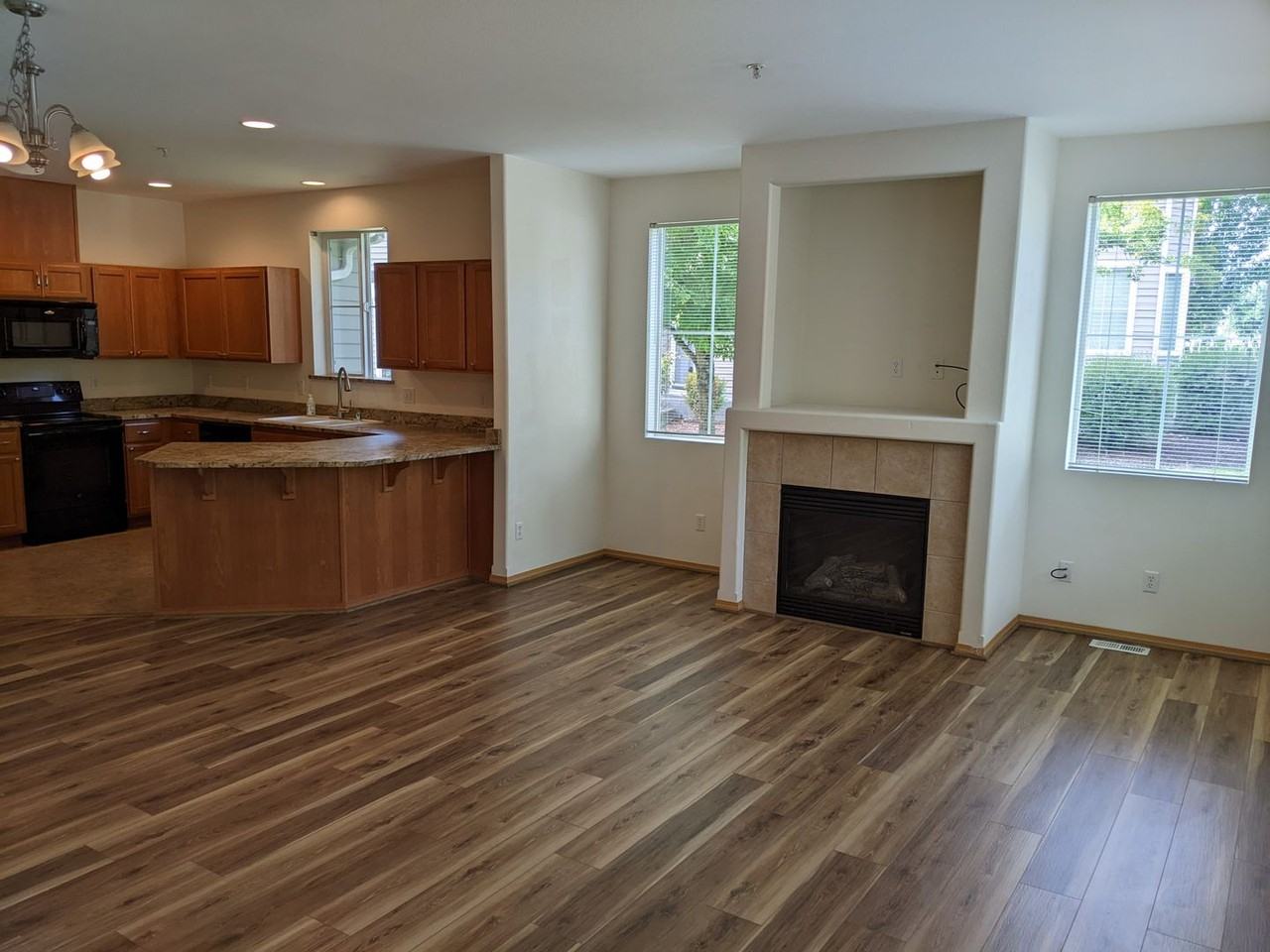 1945 Garry Oaks Ave #B - Photo 3 of 27