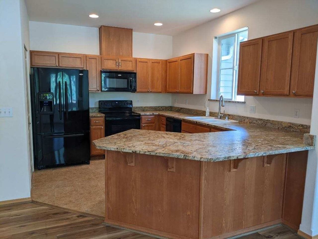 1945 Garry Oaks Ave #B - Photo 4 of 27