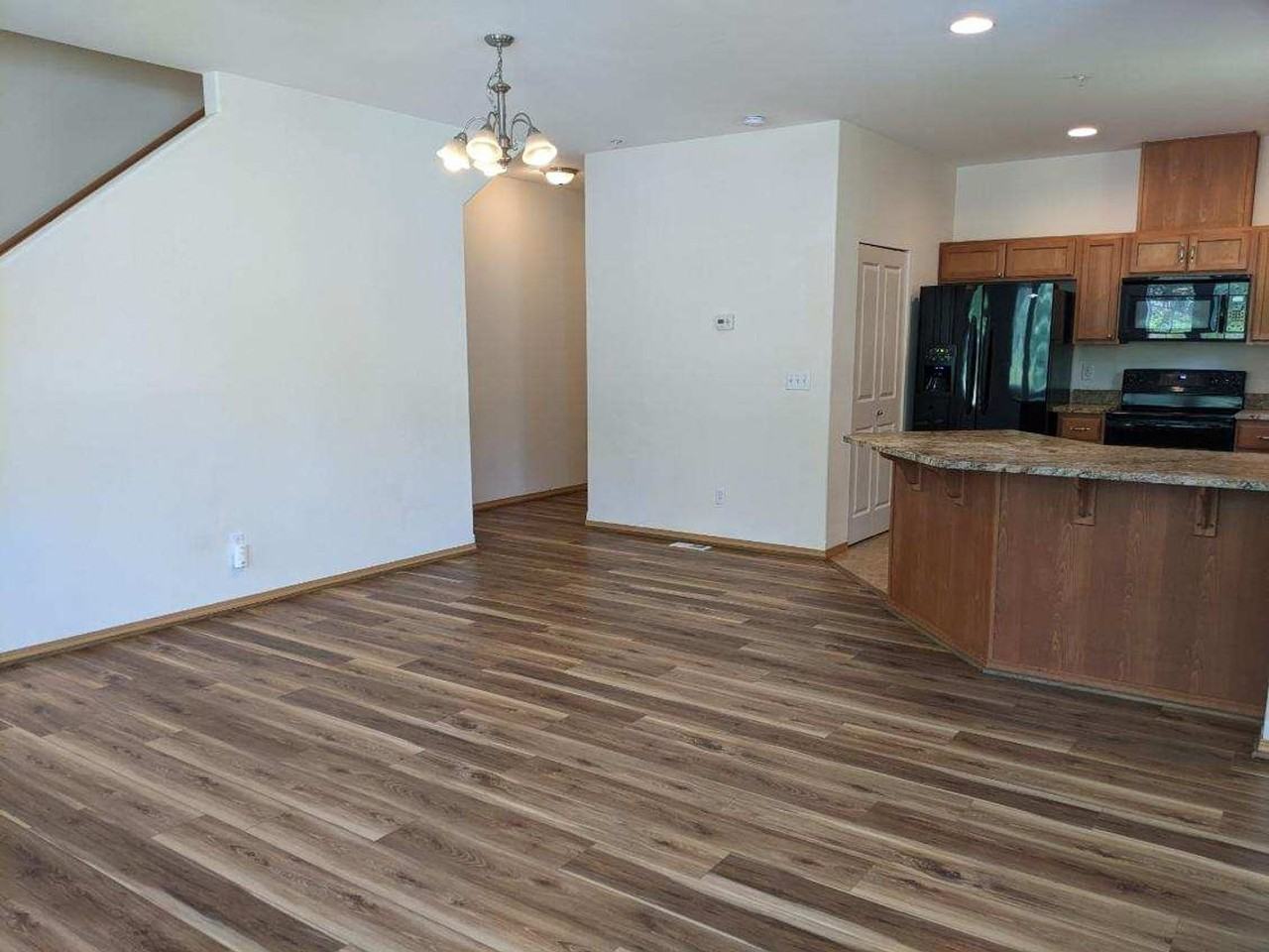 1945 Garry Oaks Ave #B - Photo 5 of 27