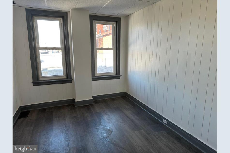 412 Spring St - Photo 2 of 11