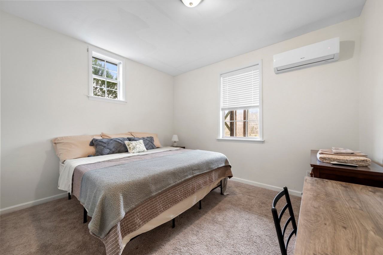 255 Bond St - Photo 3 of 11