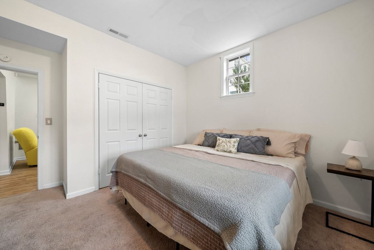 255 Bond St - Photo 4 of 11