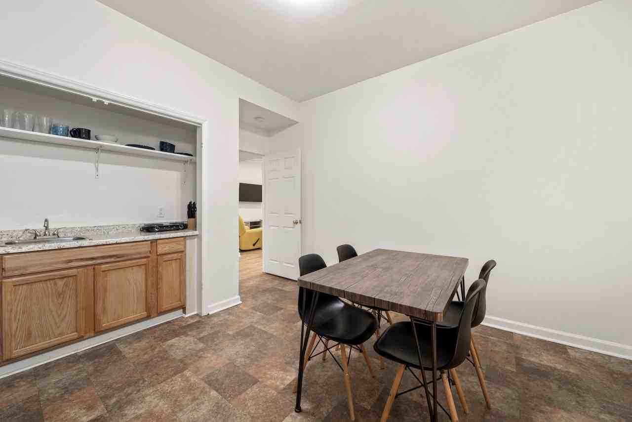 255 Bond St - Photo 6 of 11