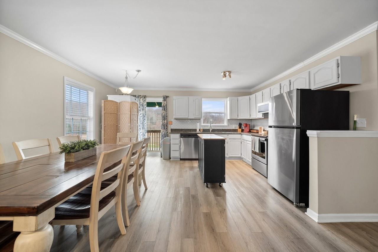 255 Bond St - Photo 3 of 13