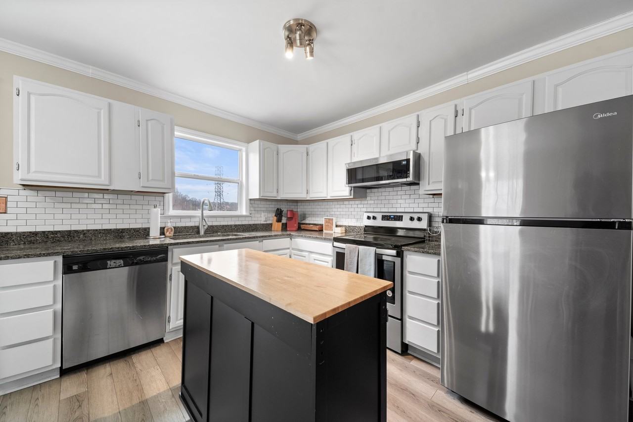 255 Bond St - Photo 5 of 13