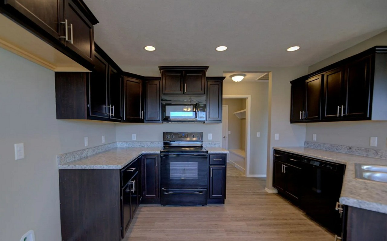 1055 S Calabria Ave - Photo 2 of 22