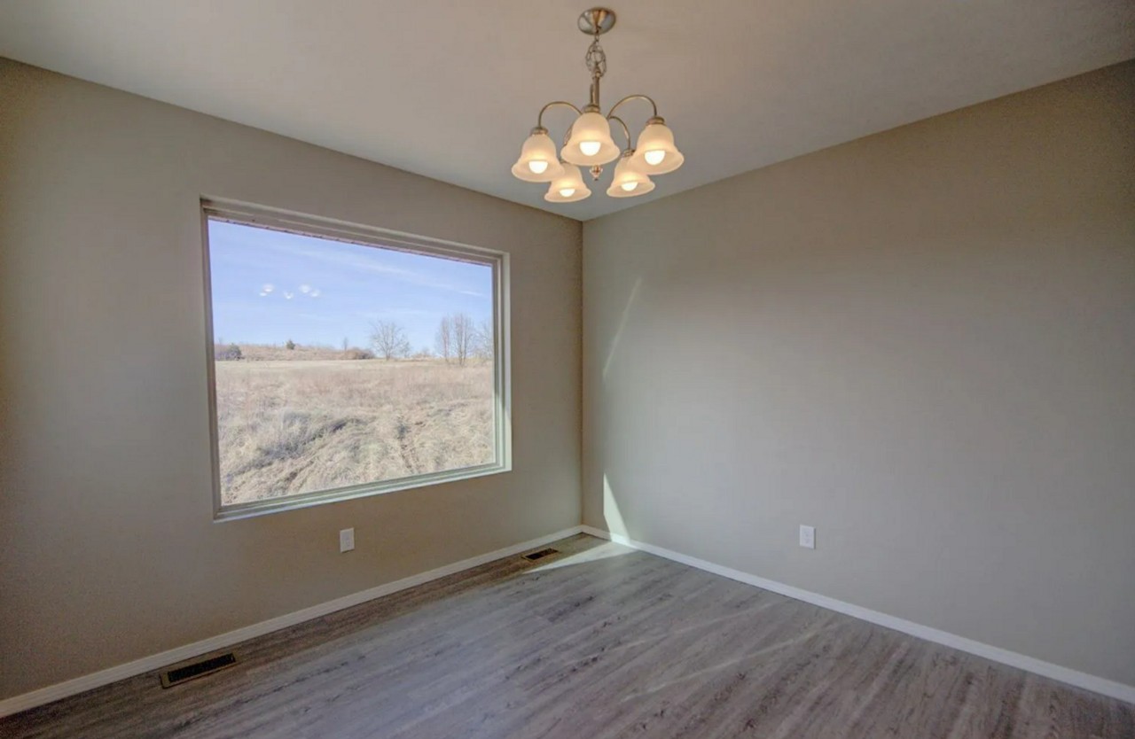 1055 S Calabria Ave - Photo 5 of 22