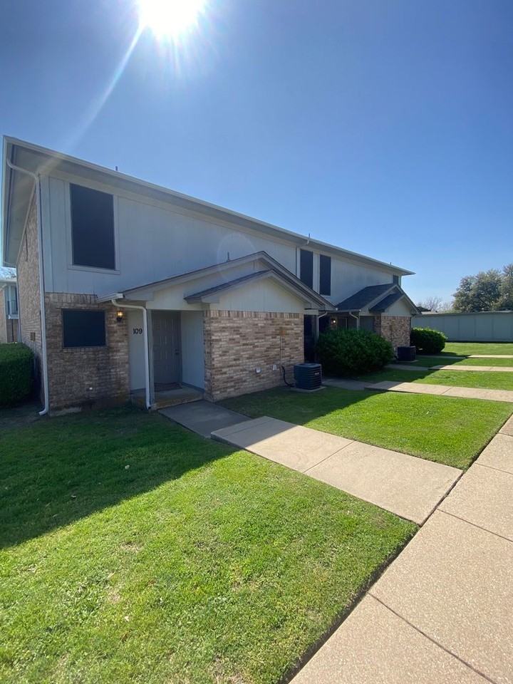 111 Vista Way - Photo 3 of 12