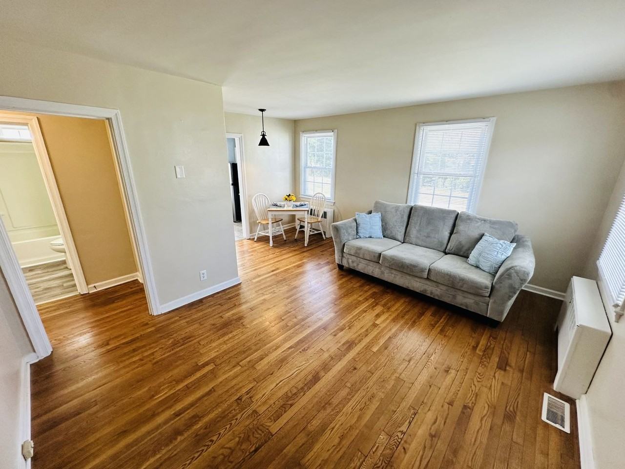 1700 Roslyn Dr - Photo 2 of 13