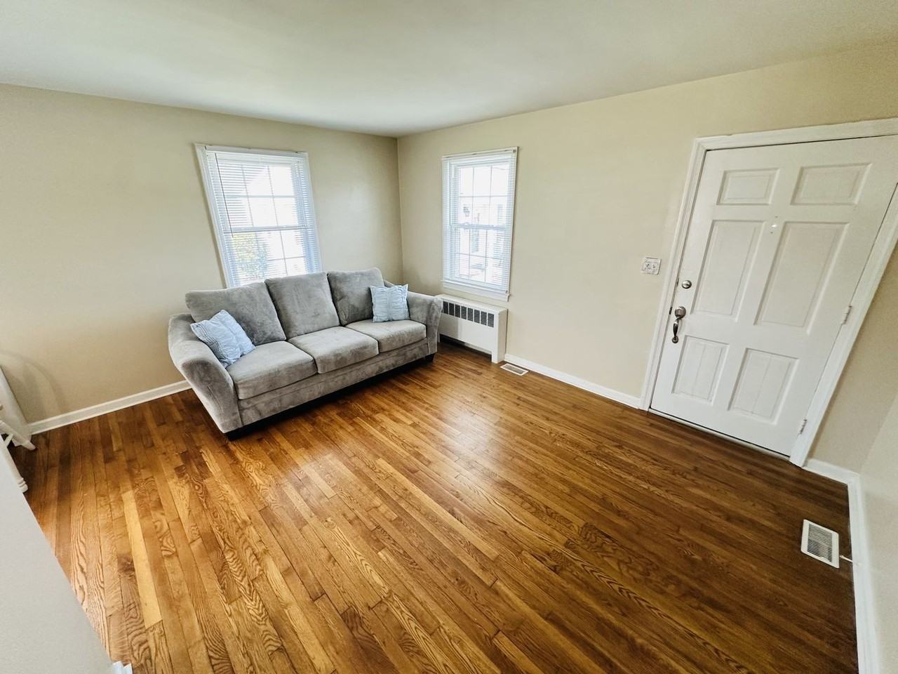 1700 Roslyn Dr - Photo 3 of 13