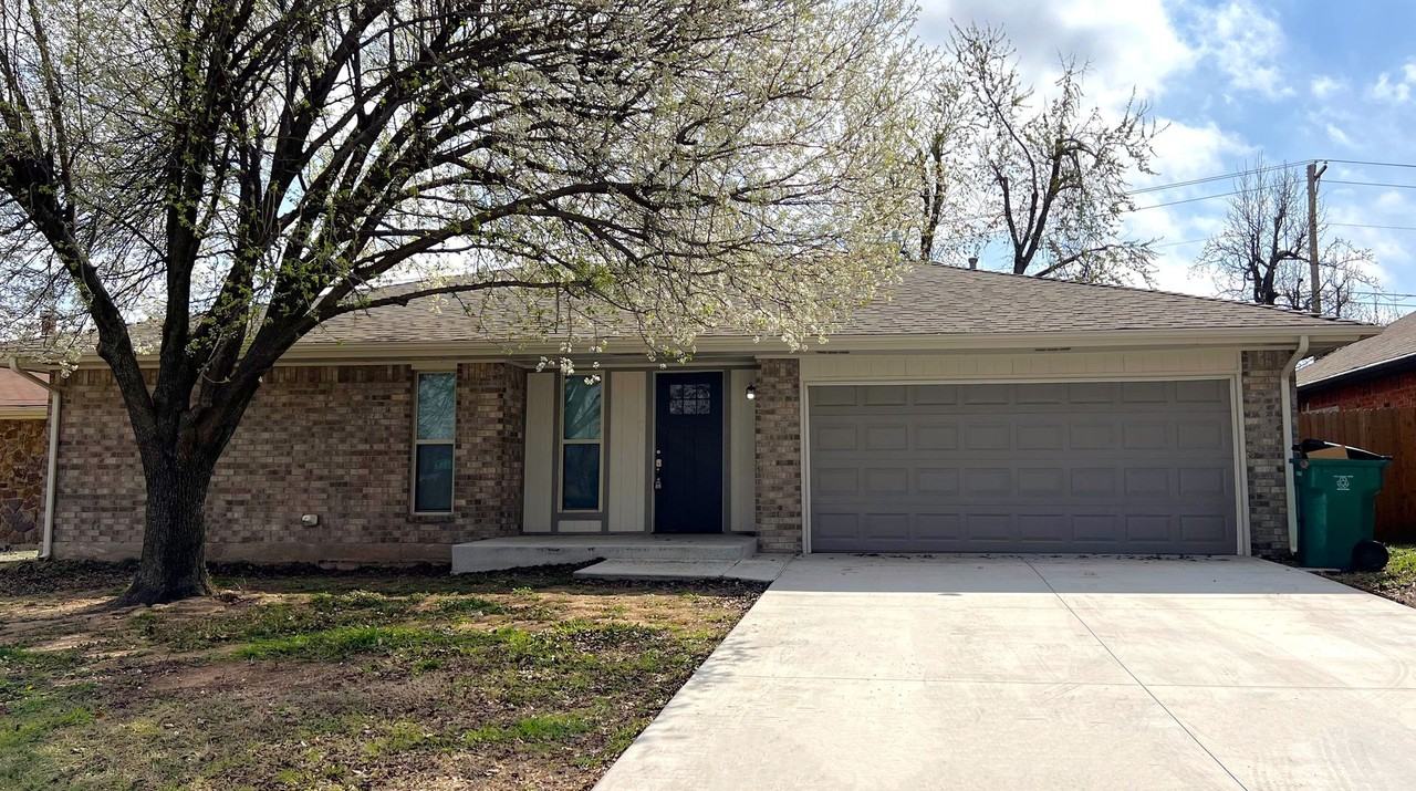8204 Nw 85th St - Photo 2 of 15