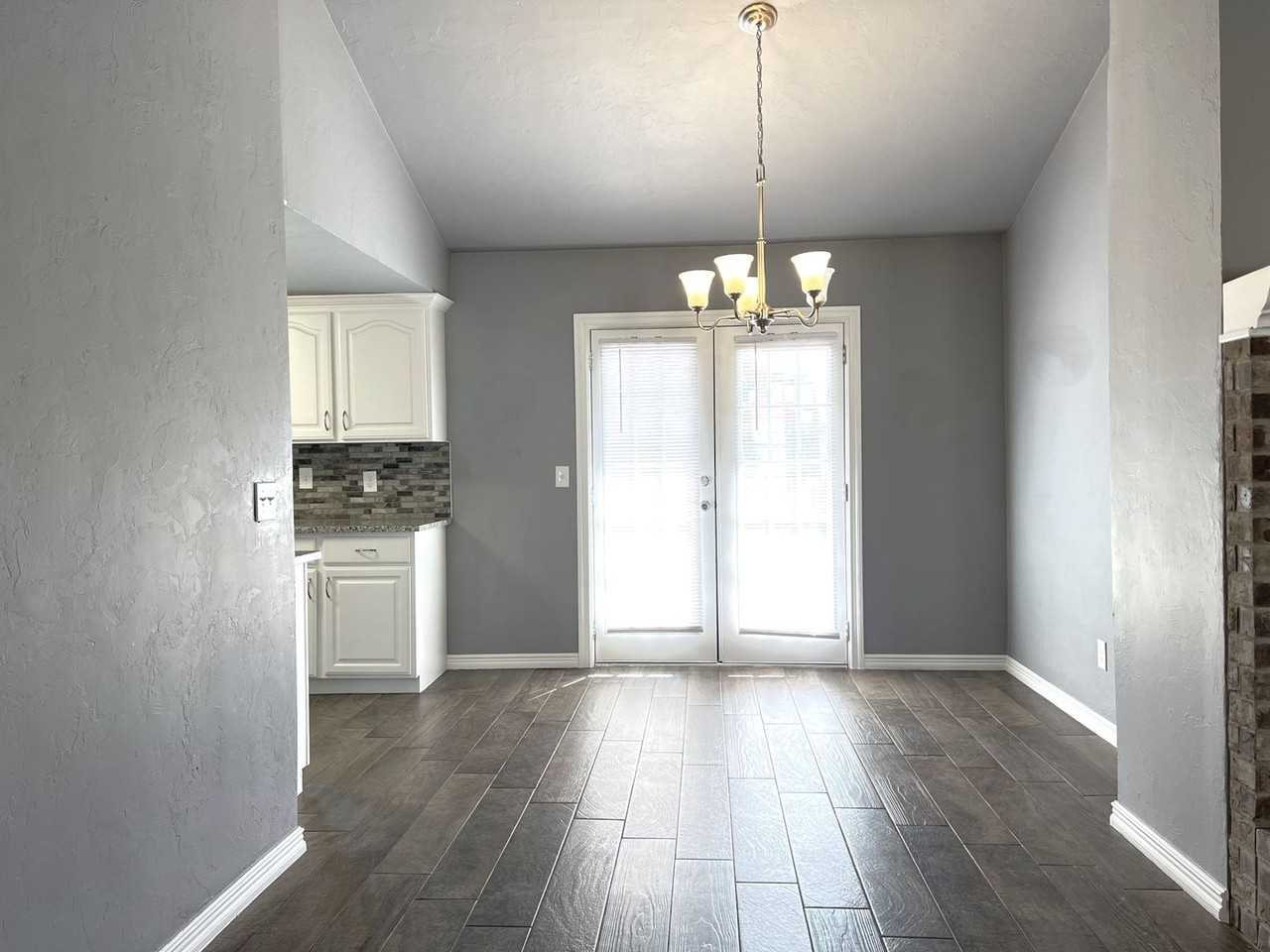 8204 Nw 85th St - Photo 3 of 15
