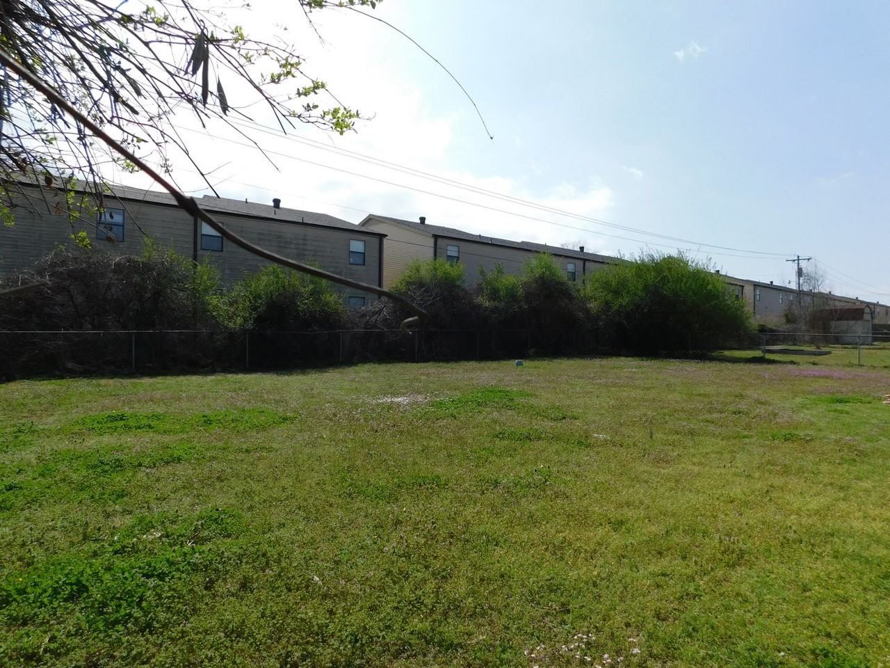 2906 Kendall Ave - Photo 2 of 11