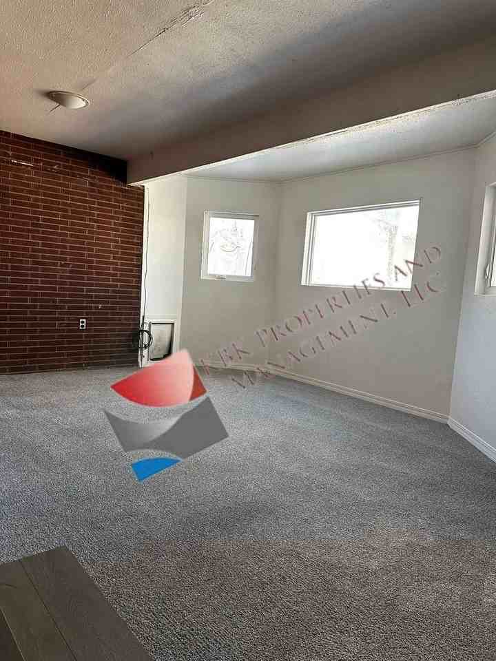 1011 4th St - Photo 4 of 11