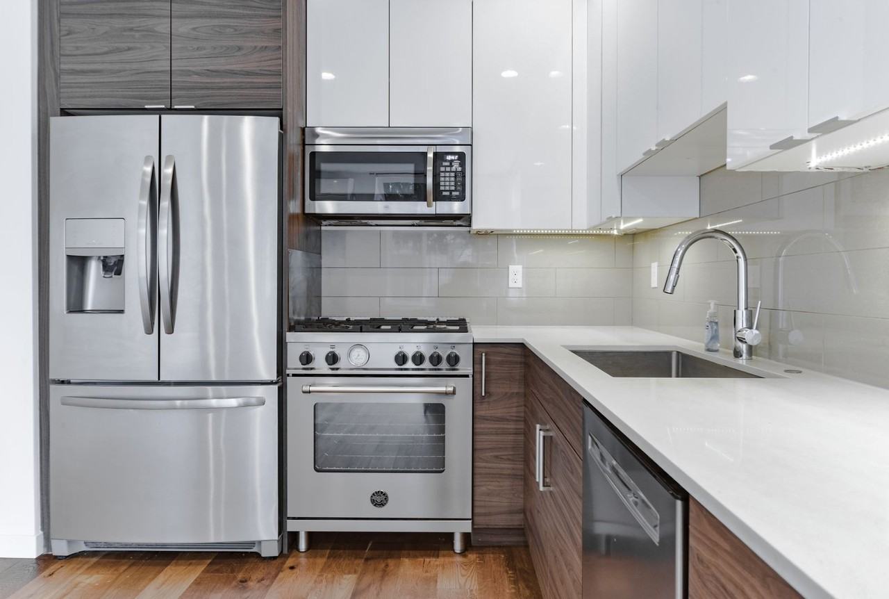 4516 40th Ave Sw - Photo 3 of 28